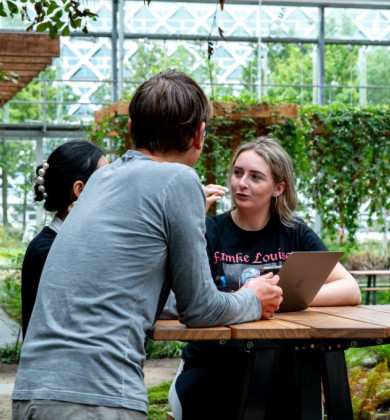 Staand overleg in buitentuin