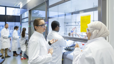 Studenten in labjassen op een Brightlands campus