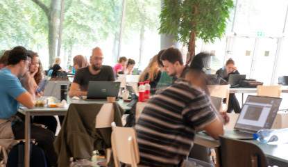 Studenten in mensa zelfstudie